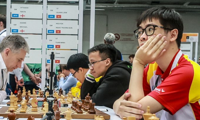 Lê Tuấn Minh (phải) tại Olympiad cờ vua 2024 ở Budapest, Hungary ngày 20/9. Ảnh: FIDE