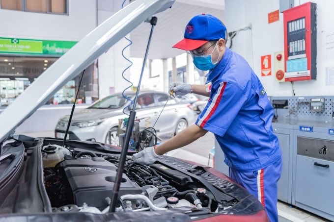 Đại lý Toyota thay dầu miễn phí cho khách hàng có xe Toyota, Lexus bị ngập nước, hư hỏng thân vỏ do bão lũ gây ra. Ảnh: TMV