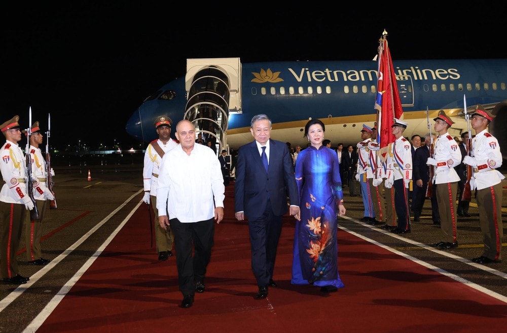 General Secretary of the Communist Party of Vietnam (CPV) Central Committee and State President To Lam, and his spouse at Jose Marti International Airport in Havana. (Photo: VNA)