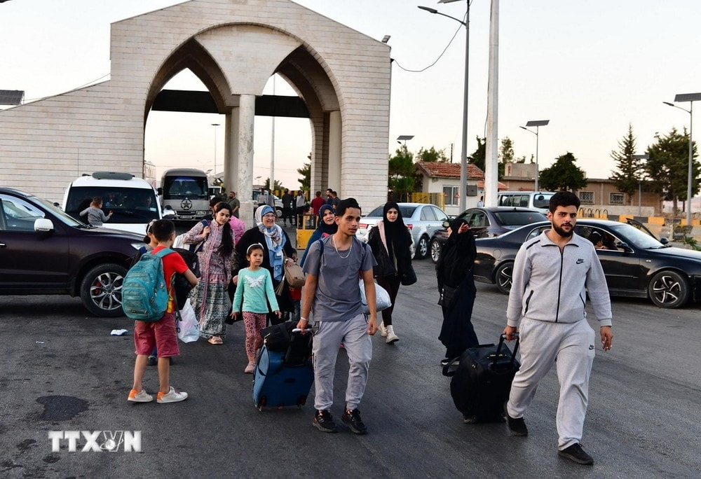 Người dân sơ tán khỏi Liban di chuyển qua cửa khẩu biên giới Jdeidat Yabous với Syria ngày 24/9/2024. (Ảnh: THX/TTXVN)