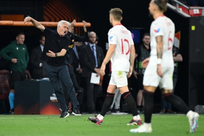 Mourinho phản ứng khi Roma thua Sevilla ở chung kết Europa League trên sân Puskas, Budapest, Hungary ngày 31/5/2023. Ảnh: Reuters