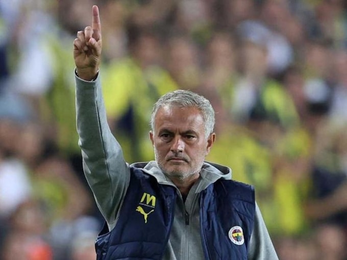 Mourinho chỉ đạo trong trận Fenerbahce thắng Union SG 2-1 ở lượt đầu Europa League 2024-2025 ngày 26/9. Ảnh: Pausa.mx