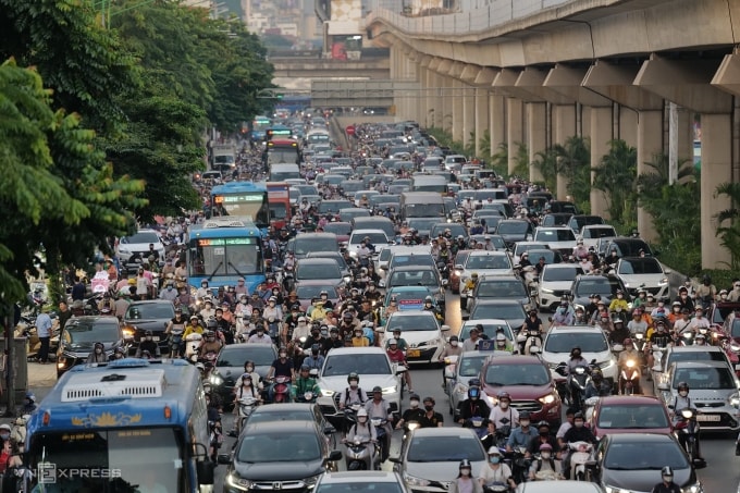 Xe bus, phương tiện đi học của sinh viên Tùng, giữa dòng giao thông trên đường Nguyễn Trãi, gần cổng trường ĐH Khoa học Tự nhiên, ĐHQG Hà Nội. Ảnh: Ngọc Thành. 