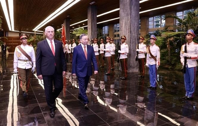 General Secretary of the Communist Party of Vietnam and President of Vietnam To Lam and First Secretary of the Communist Party of Cuba Central Committee and President of Cuba Miguel Diaz Canel Bermudez review the guards of honour (Photo: VNA)