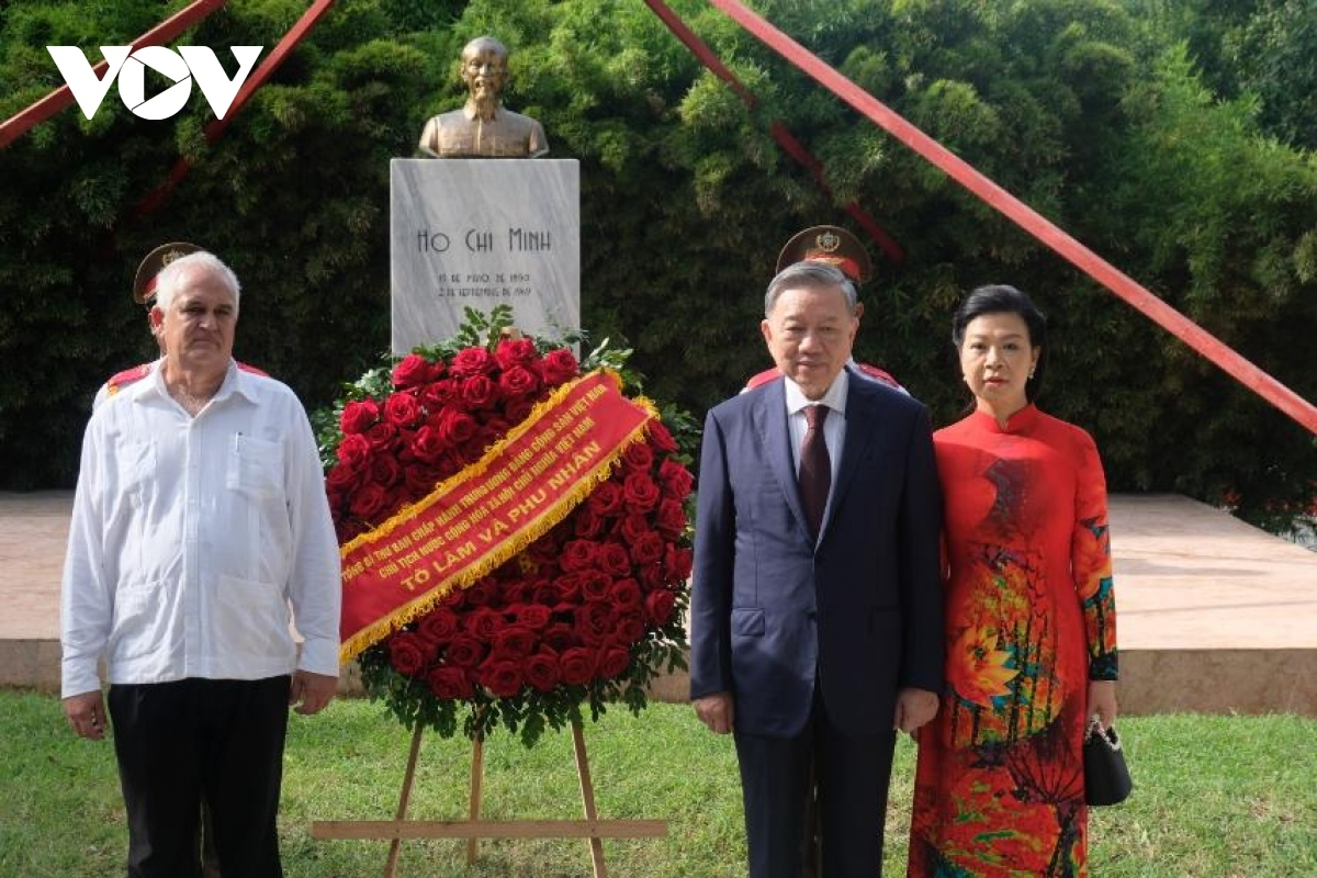 Tổng Bí thư, Chủ tịch nước Tô Lâm cùng Phu nhân và Đoàn đại biểu cấp cao đã đến đặt vòng hoa tại Tượng đài Chủ tịch Hồ Chí Minh trong khuôn công viên Hòa Bình ở Thủ đô Lahabana, một biểu tượng tình cảm hữu nghị đặc biệt giữa Việt Nam và Cuba.