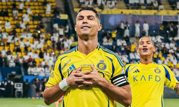 Ronaldo mừng bàn theo kiểu đan tay trước ngực. Ảnh: ANFC