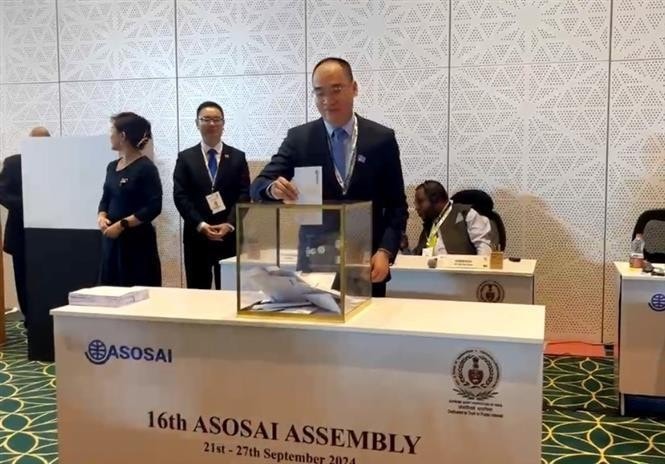 Deputy Auditor General Bui Quoc Dung casts a ballot at the meeting. (Photo: VNA)