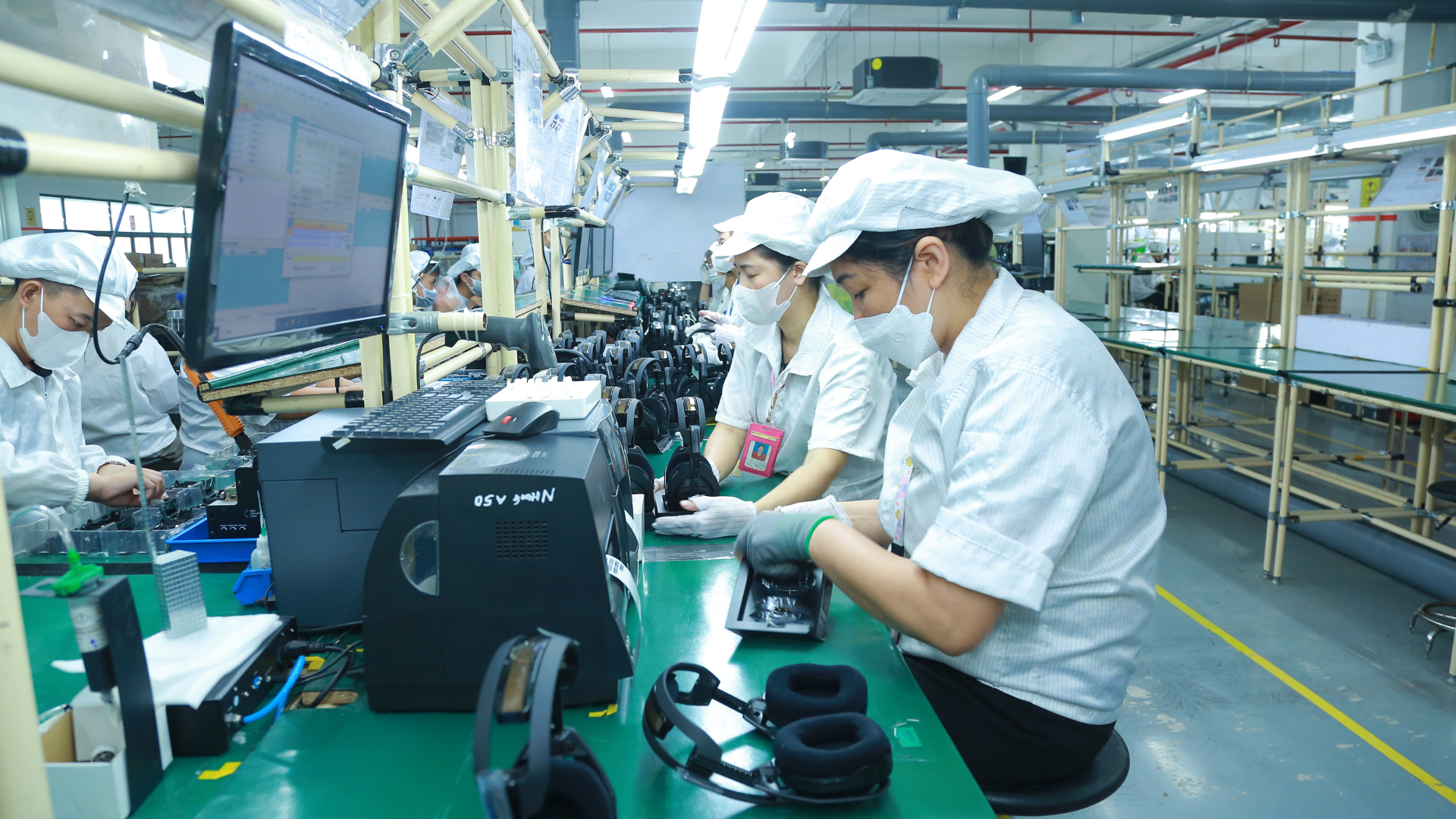 Công nhân Công ty TNHH Horn (Việt Nam), Khu công nghiệpAn Dương trên dây chuyền sản xuất.