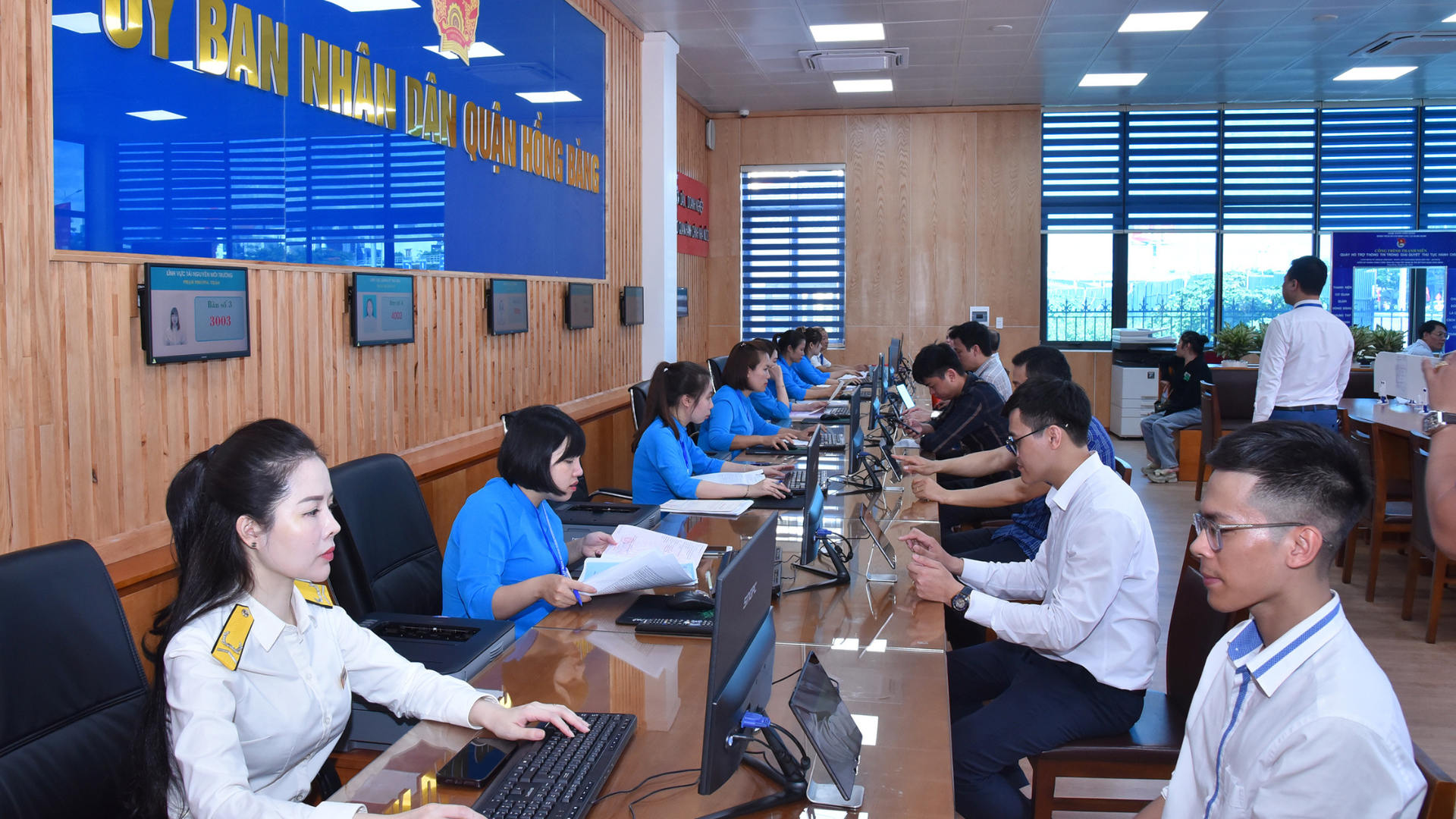 Người dân giải quyết thủ tục hành chính tạibộ phận 