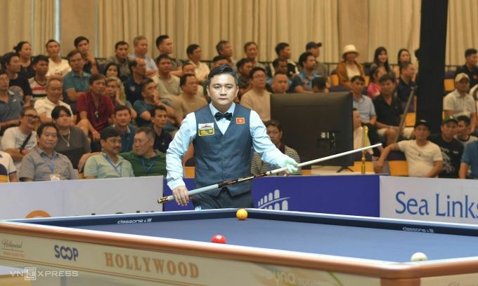 Cơ thủ Trần Thanh Lực trong trận chung kết giải carom 3 băng thế giới - World Championship - ở Phan Thiết, Bình Thuận tối 29/9. Ảnh: Hồng Linh