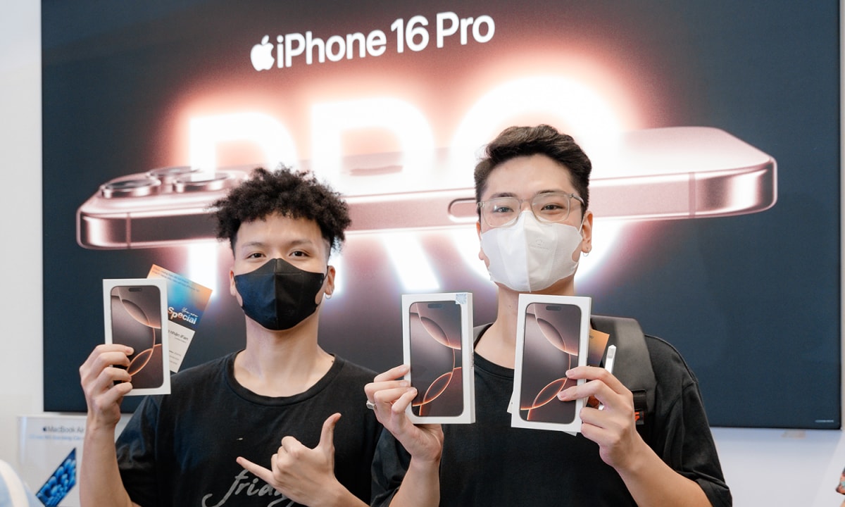 Những người đầu tiên sở hữu iPhone 16 hàng chính hãng tại Việt Nam. Ảnh: Quang Đồng