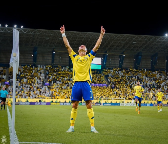 Ronaldo chỉ tay nhìn lên trời để mừng bàn thắng nâng tỷ số lên 2-0 cho Al Nassr trong trận thắng Al Rayyan 2-1 ở lượt hai AFC Champions League Elite 2024-2025 ngày 30/9. Ảnh: Al Nassr