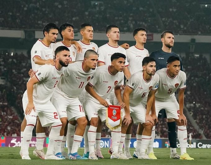 Đội hình xuất phát Indonesia trong trận hòa Australia 0-0, ở vòng loại ba World Cup 2026, chỉ có hai cầu thủ bản địa là Rizky Ridho (hàng dưới phải) và Marselino Ferdinan (hàng dưới giữa). Ảnh: Timnas Indonesia