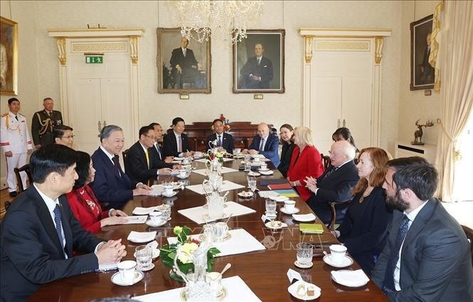 The talks between Party General Secretary and President of Vietnam To Lam (third, left) and President of Ireland Michael Higgins (third, right) in Dublin on October 2. (Photo: VNA)