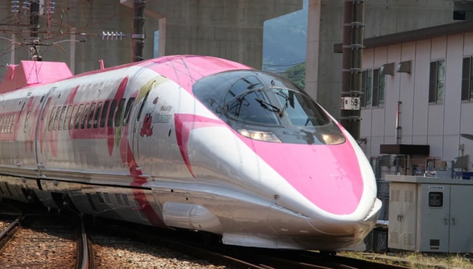 Hai phát minh nổi tiếng của Nhật Bản cùng xuất hiện trong ảnh: tàu cao tốc shinkansen được trang trí theo phong cách Hello Kitty. Ảnh: West Japan Railway