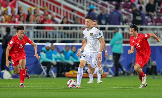 Tiền vệ gốc Hà Lan Ivar Jenner (áo trắng) đi bóng trong trận Indonesia thắng Việt Nam 1-0 ở vòng bảng Asian Cup 2023. Ảnh: AFC