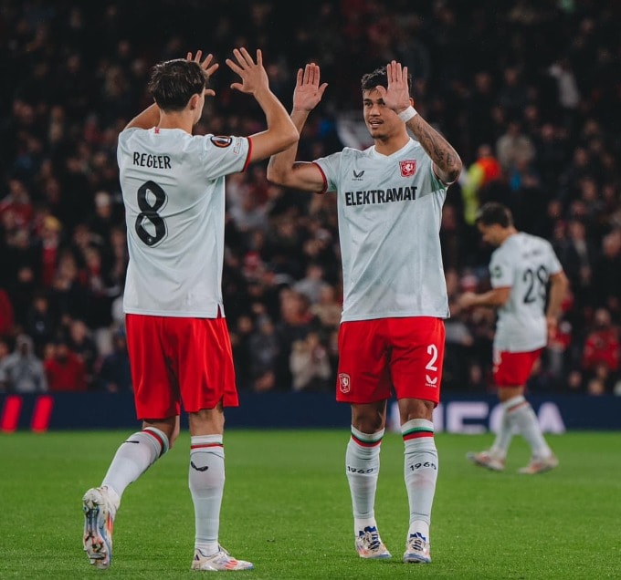 Trung vệ Mees Hilgers (phải) ăn mừng cùng đồng đội khi Twente hòa Man United 1-1 ở vòng bảng UEFA Europa League 2024-2025. Ảnh: Twente