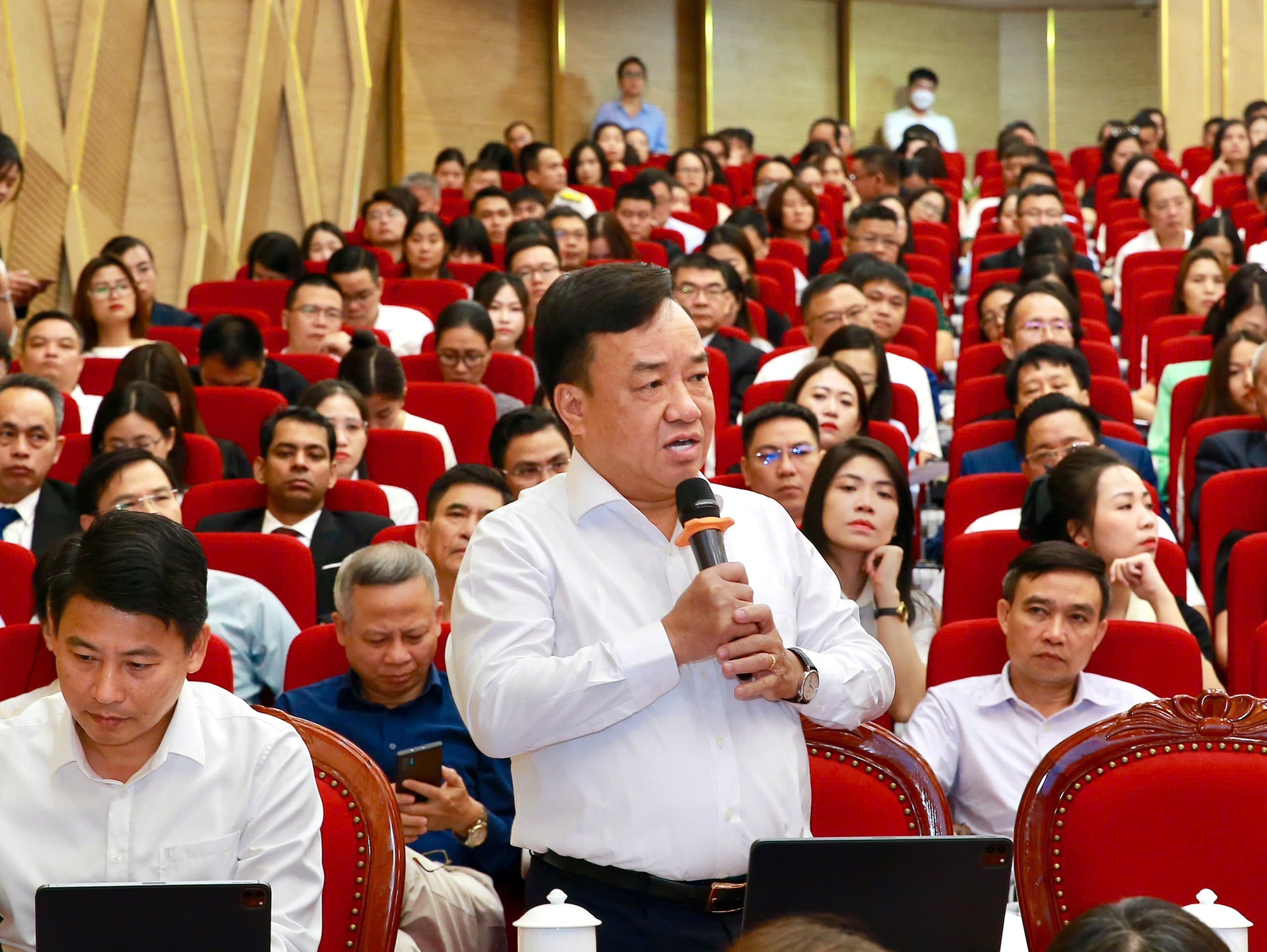 Đồng chí Vũ Duy Tùng, Giám đốc Sở Giao thông - Vận tải trả lời ý kiến của các doanh nghiệp.