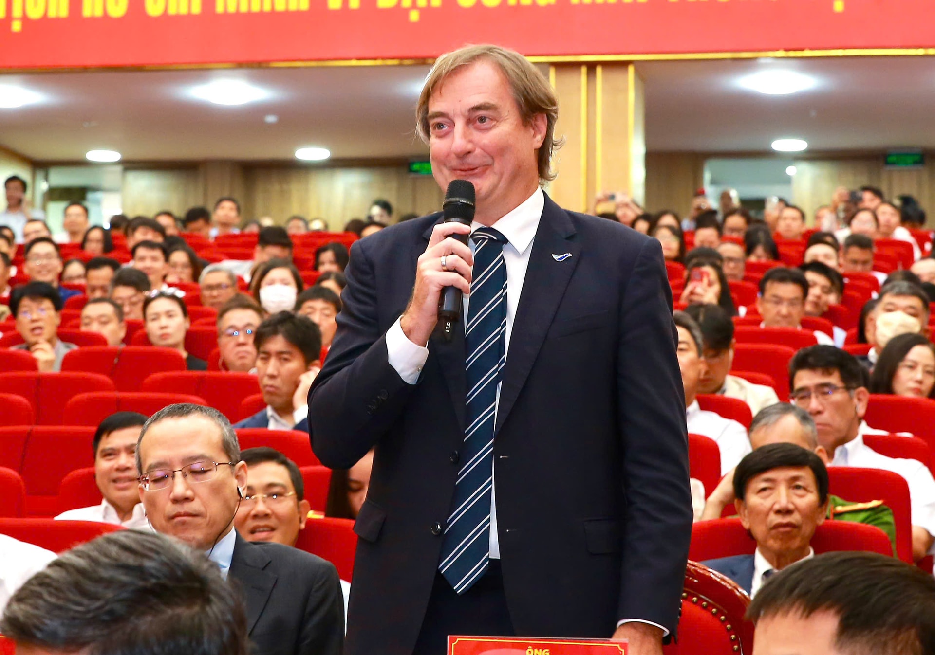 Ông Bruno Jaspaert , Tổng Giám đốc Tổ hợp KCN Deep C phát biểu ý kiến.
