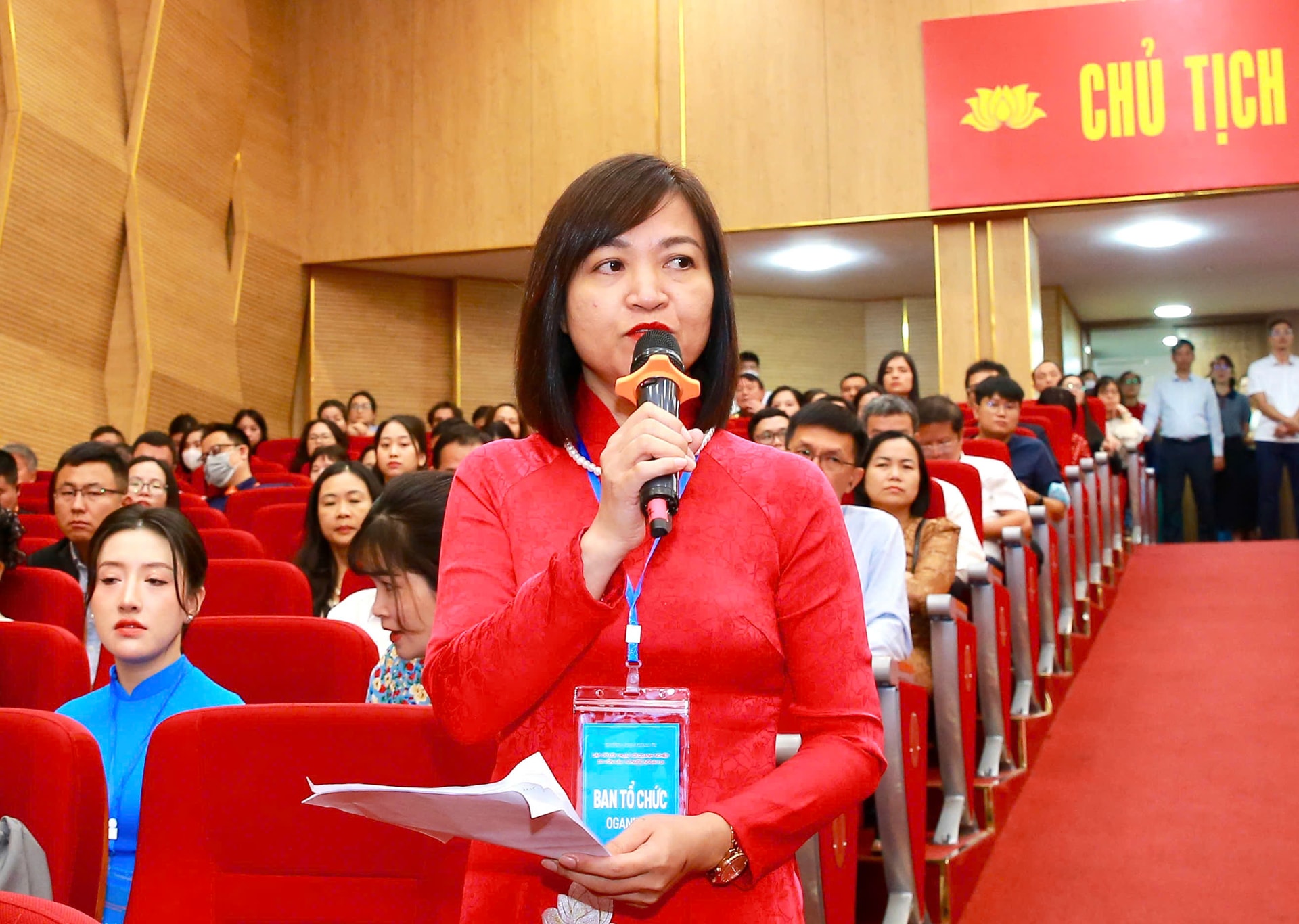 Đồng chí Trần Hải Yến, Phó giám đốc Sở Kế hoạch và Đầu tư trả lời ý kiến.