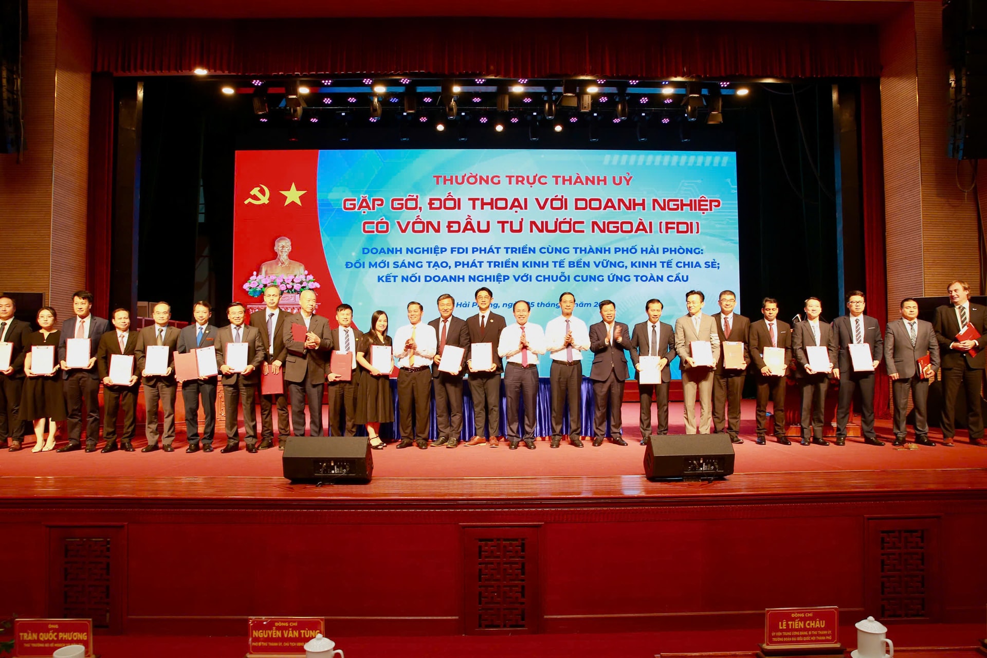 Các đồng chí Thường trực Thành uỷ chung vui cùng các đơn vị ký kết hợp tác.