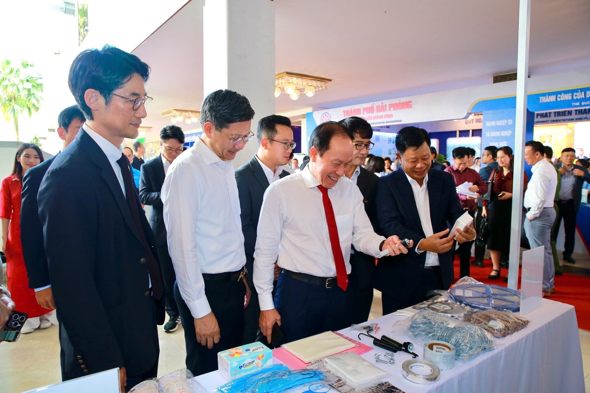 Đồng chí Lê Tiến Châu, Ủy viên Trung ương Đảng, Bí thư Thành uỷ, Trưởng đoàn đại biểu Quốc hội Hải Phòng cùng các đại biểu tham quan gian trưng bày mô hình và sản phẩm tại hội nghị.