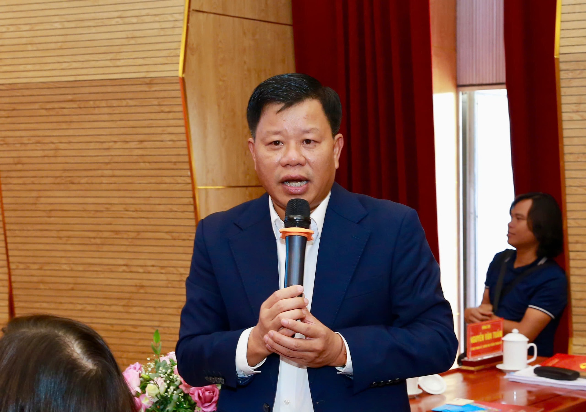Đồng chí Lê Trung Kiên,  Ủy viên Ban thường vụ Thành ủy, Trưởng ban Quản lý Khu kinh tế Hải Phòng trả lời ý kiến của các doanh nghiệp.