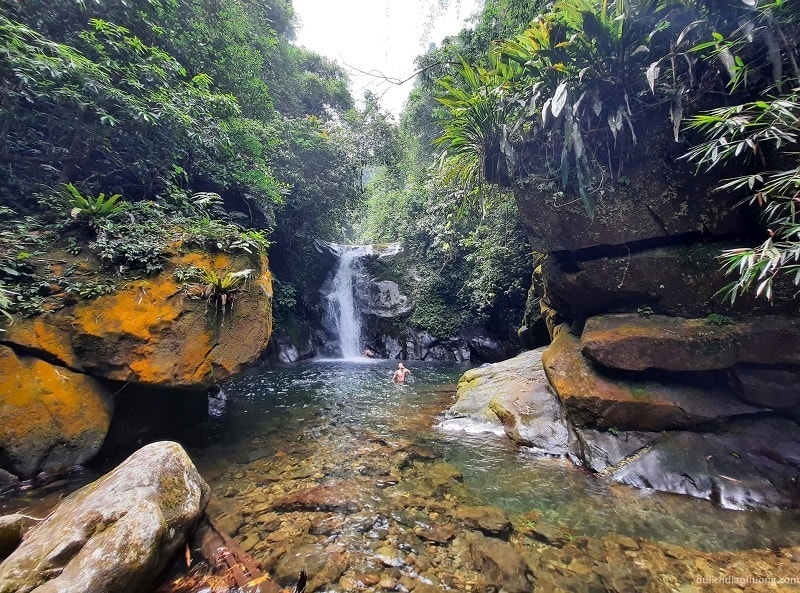 Tắm suối Trạch trong lành.