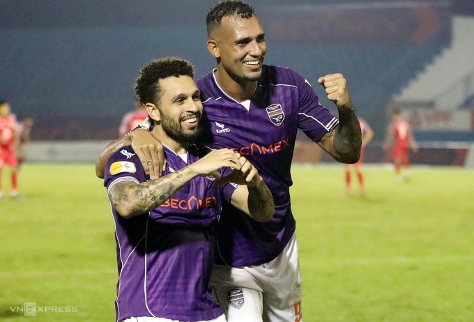 Wellington Nem (trái) mừng bàn thắng giúp Bình Dương thắng TP HCM 3-0 vòng 4 V-League 2024-2025, tối 4/10. Ảnh:Đức Đồng