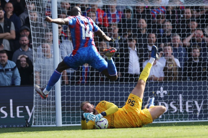 Thủ môn Liverpool Vitezslav Jaros, lao ra bắt bóng trước tiền đạo Crystal Palace Jean-Philippe Mateta trong trận vòng 7 Ngoại hạng Anh ngày 5/10. Ảnh: AP