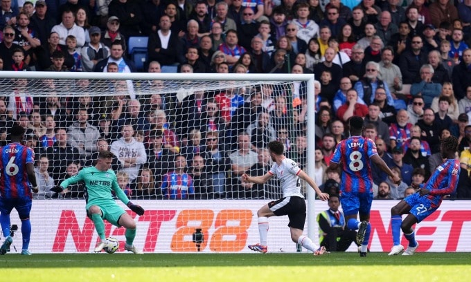 Jota trong pha dứt điểm một chạm, đưa bóng đi xâu kim thủ môn Henderson, ghi bàn mở tỷ số cho Liverpool. Ảnh: PA