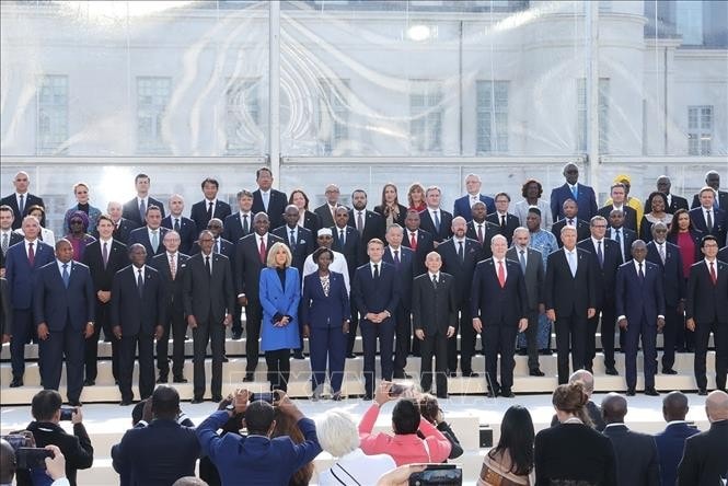 Party General Secretary and State President To Lam, French President Emmanuel Macron, heads of Francophone member delegations pose for a group photo (Photo: VNA)