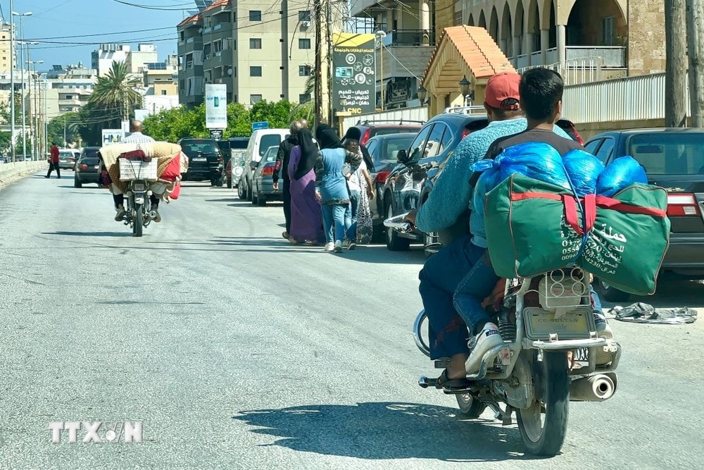 Người dân sơ tán tránh xung đột tại Sidon, Liban. (Ảnh: THX/TTXVN)