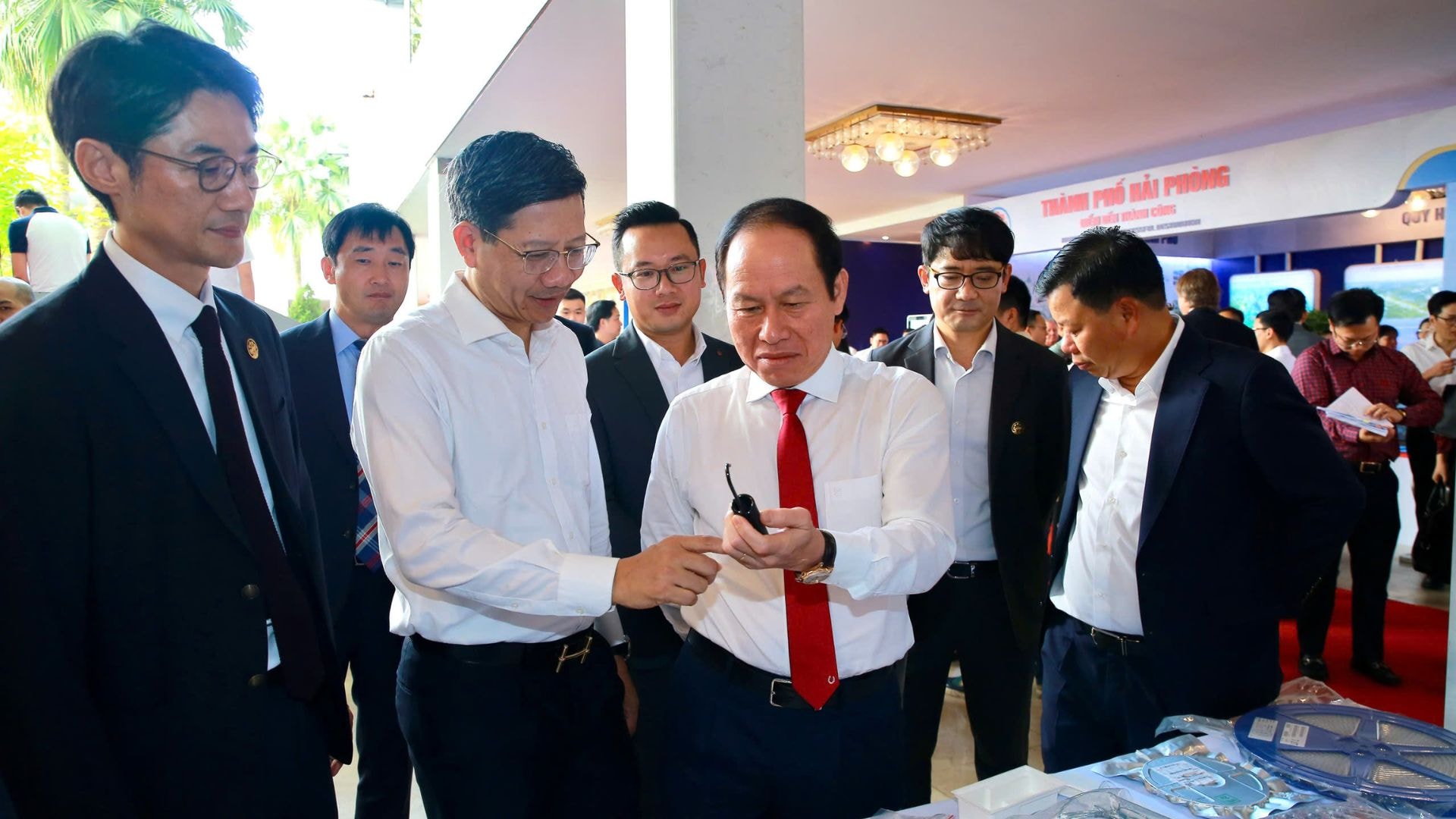 Đồng chí Lê Tiến Châu, Ủy viên Trung ương Đảng, Bí thư Thànhuỷ, Trưởng đoàn đại biểu Quốc hội Hải Phòng cùng các đại biểu tham quan giantrưng bày mô hình và sản phẩm tại hội nghị.