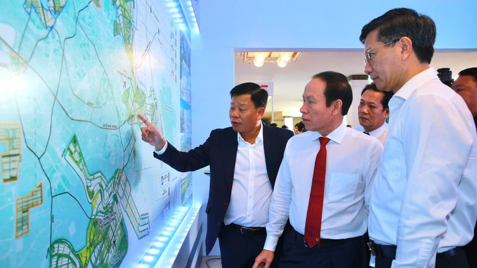 Đồngchí Lê Tiến Châu, Uỷ viên Trung ương Đảng, Bí thư Thành ủy, Trưởng Đoàn đạibiểu Quốc hội Hải Phòng cùng các đại biểu tham quan gian trưng bày, giới thiệuvề các khu công nghiệp.