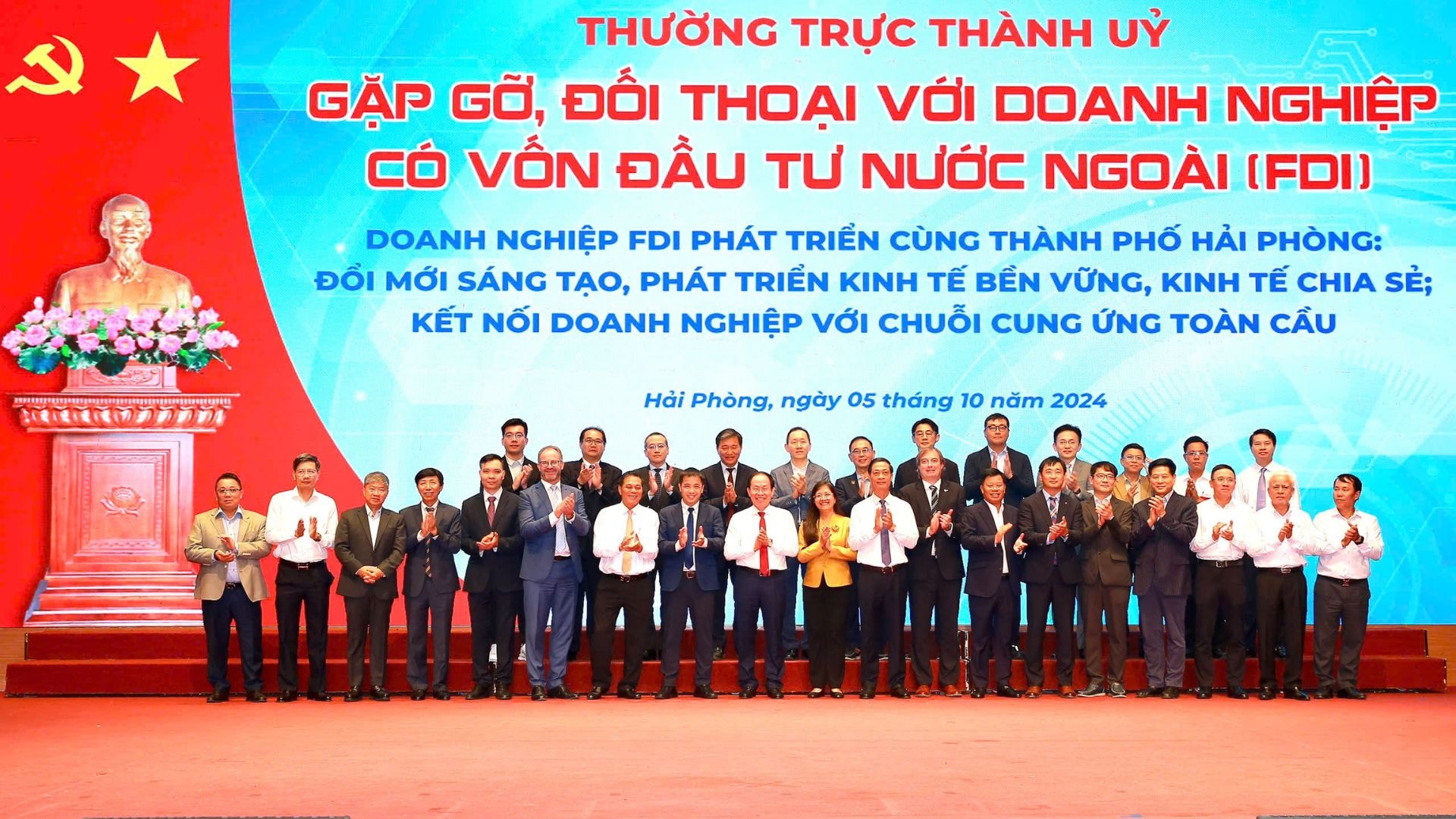 Cácđồng chí Thường trực Thành uỷ chung vui cùng các đơn vị ký kết hợp tác.