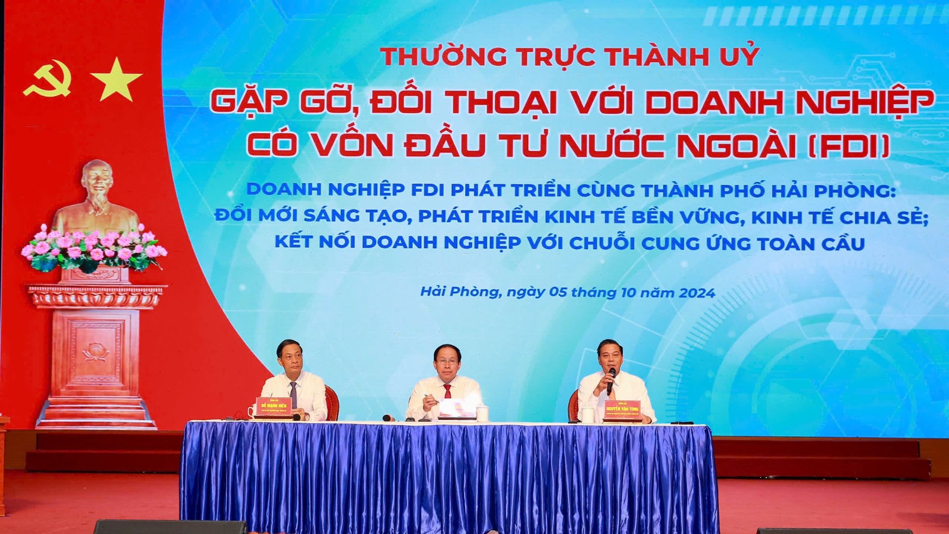 Các đồng chí: Lê Tiến Châu, Ủy viên Trung ương Đảng, Bí thưThành ủy, Trường Đoàn đại biểu Quốc hội Hải Phòng; Nguyễn Văn Tùng, Phó bí thưThành ủy, Chủ tịch UBND thành phố; Đỗ Mạnh Hiến, Phó bí thư Thường trực Thành ủyđồng chủ trì hội nghị.