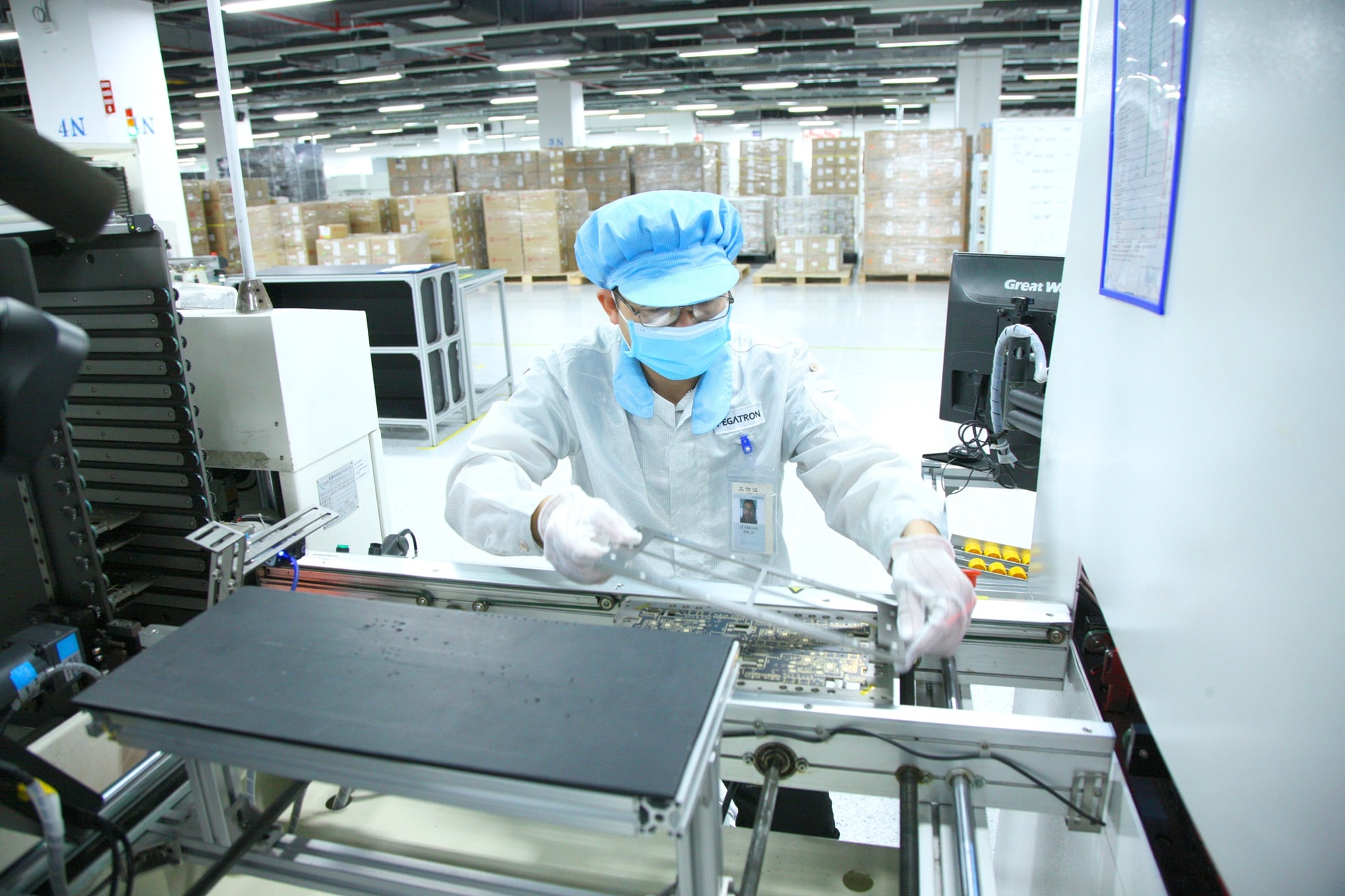 Công nhân Công ty TNHH Pegatron Việt Nam trong ca sản xuất.