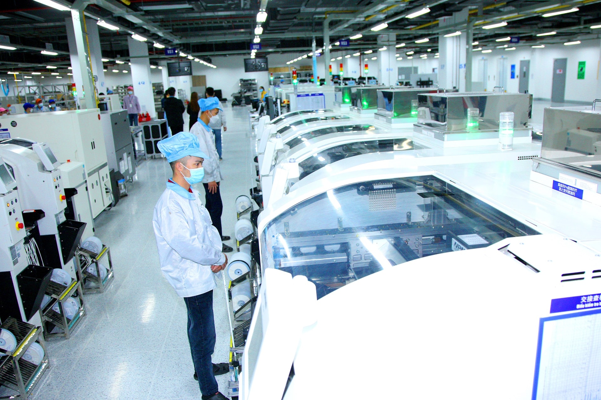 Công nhân Công ty TNHH Pegatron Việt Nam trong ca sản xuất.