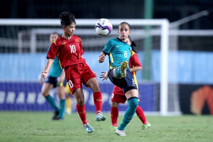 Việt Nam (áo đỏ) thua Australia 1-2 ở lượt hai bảng B vòng loại hai U17 nữ châu Á 2024, tại sân Trung tâm đào tạo bóng đá trẻ Việt Nam, ngày 22/9/2023. Ảnh: VFF