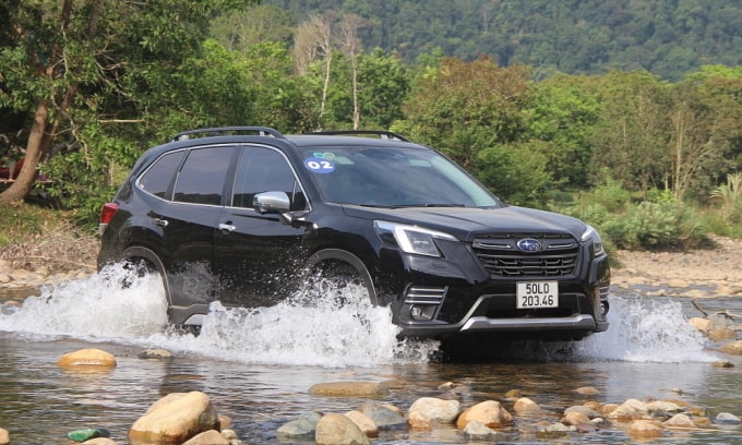 Subaru Forester vượt suối ở Bình Thuận. Ảnh: Phạm Trung