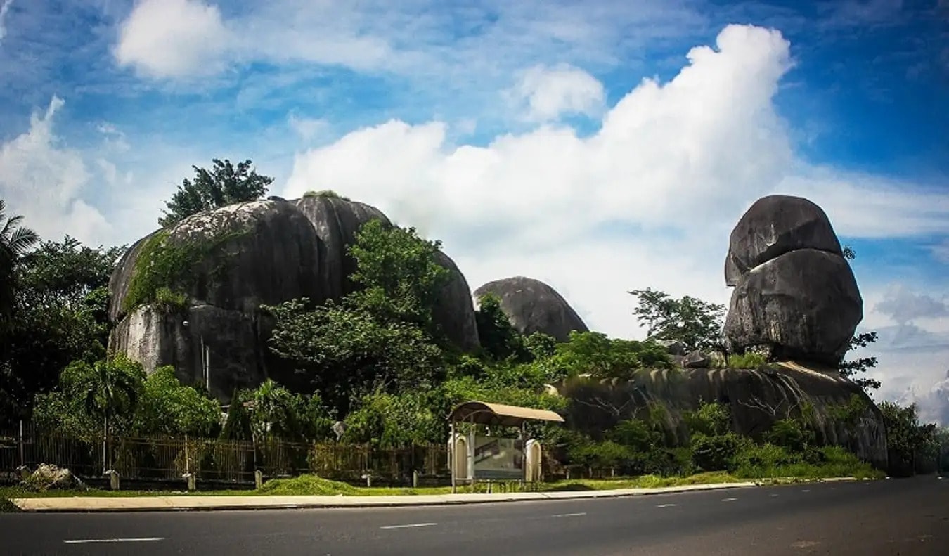 Đá Ba Chồng.