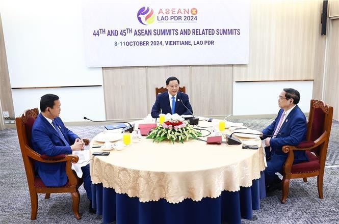 Vietnamese Prime Minister Pham Minh Chinh (R) has a working breakfast with his Lao and Cambodian counterparts, Sonexay Siphandone (C) and Samdech Thipadei Hun Manet (L) (Photo: VNA)