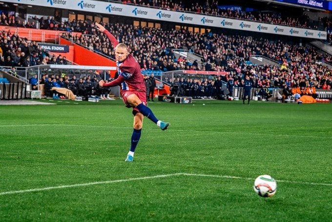 Haaland dứt điểm trong trận Na Uy thắng Slovenia 3-0 trên sân nhà Oslo ở lượt ba bảng B3 Nations League ngày 10/10. Ảnh: VG