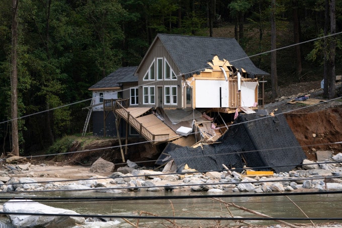 Một ngôi nhà ở Chimney Rock, bang Bắc Carolina bị hư hại do bão Helene ngày 2/10. Ảnh: AFP