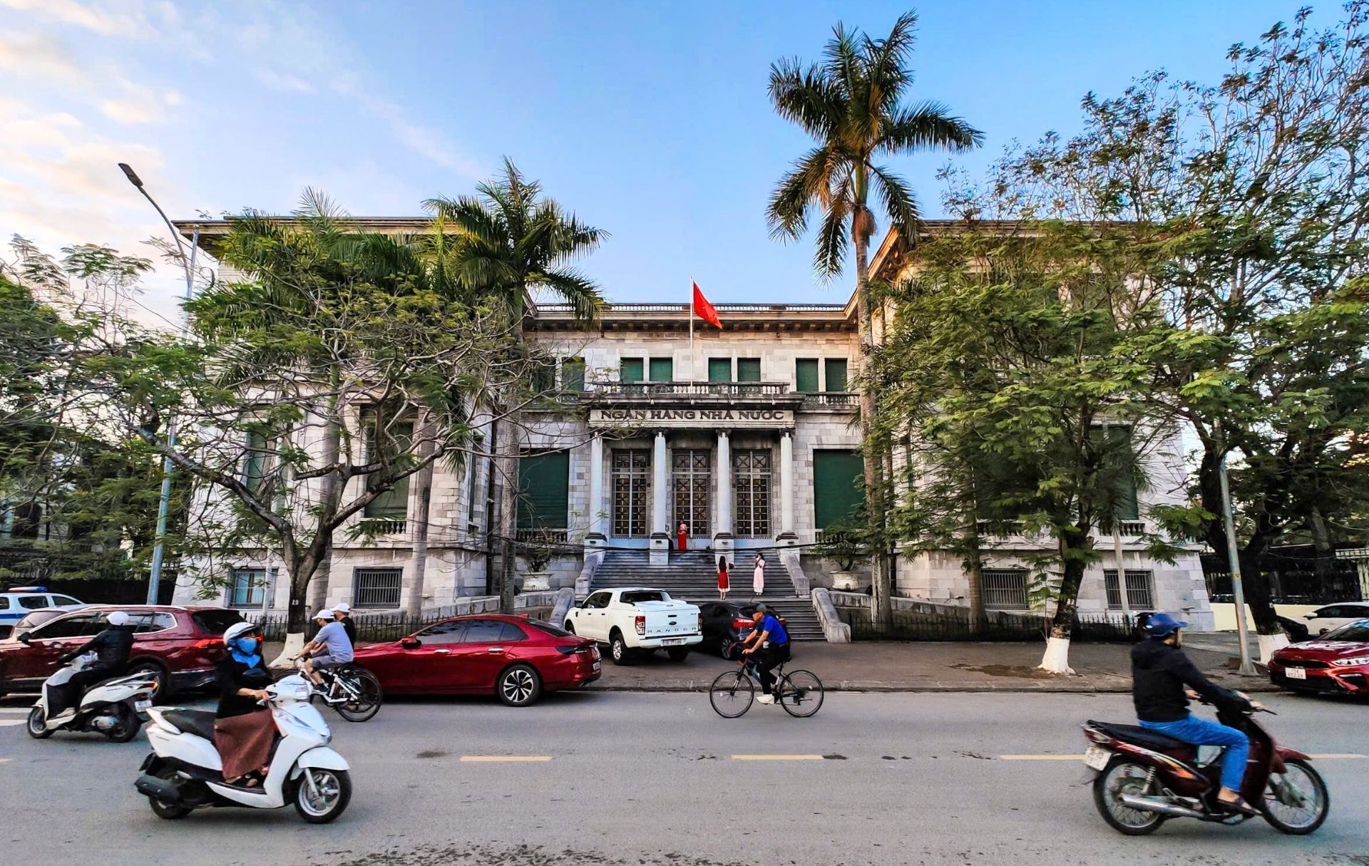 Trụ sở Ngân hàng Đông Dương chi nhánh Hải Phòng, nay là Ngân hàng Nhà nước Việt Nam - chi nhánh Hải Phòng (phố Nguyễn Tri Phương, phường Minh Khai, quận Hồng Bàng) xây dựng vào năm 1884.