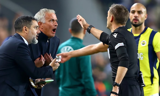 Mourinho (thứ hai từ trái sang) bất ngờ khi phải nhận thẻ đỏ trực tiếp. Ảnh: EPA