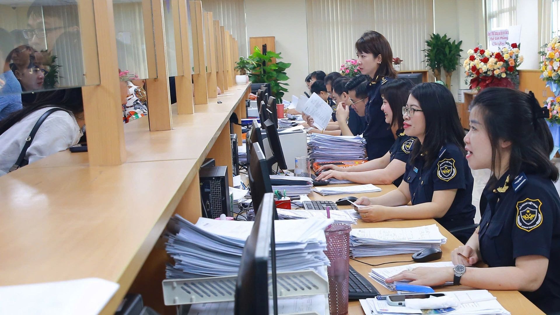 Cán bộChi cục Hải quan cửa khẩu Cảng Hải Phòng khu vực 3 làm thủ tục cho khách hàng.