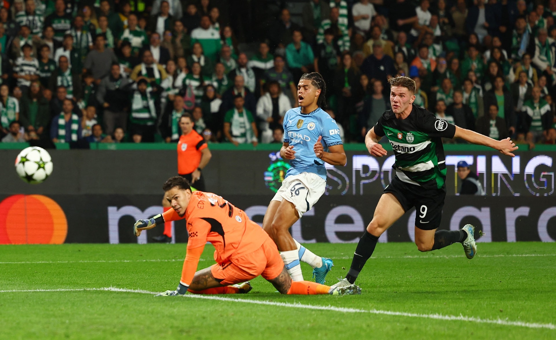 Man City thua sốc Sporting Lisbon. (Ảnh: Reuters)