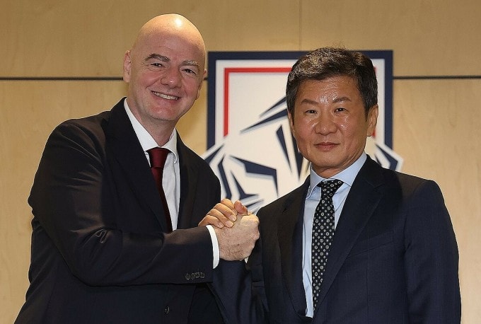 Chủ tịch FIFA Gianni Infantino (trái) gặp gỡ chủ tịch Chung Mong-gyu tại trụ sở Liên đoàn bóng đá Hàn Quốc vào tháng 10/2024. Ảnh: Yonhap